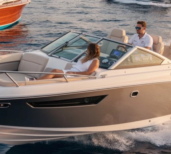 runabout-bateau-de-luxe-utilise-pour-la-plaisance